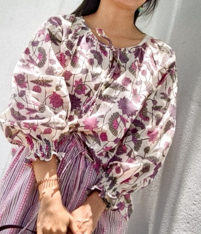 เสื้อแขนยาวคอผูกโบว์ริกะ (Rika) #05 ดอกไม้ม่วงพื้นขาว