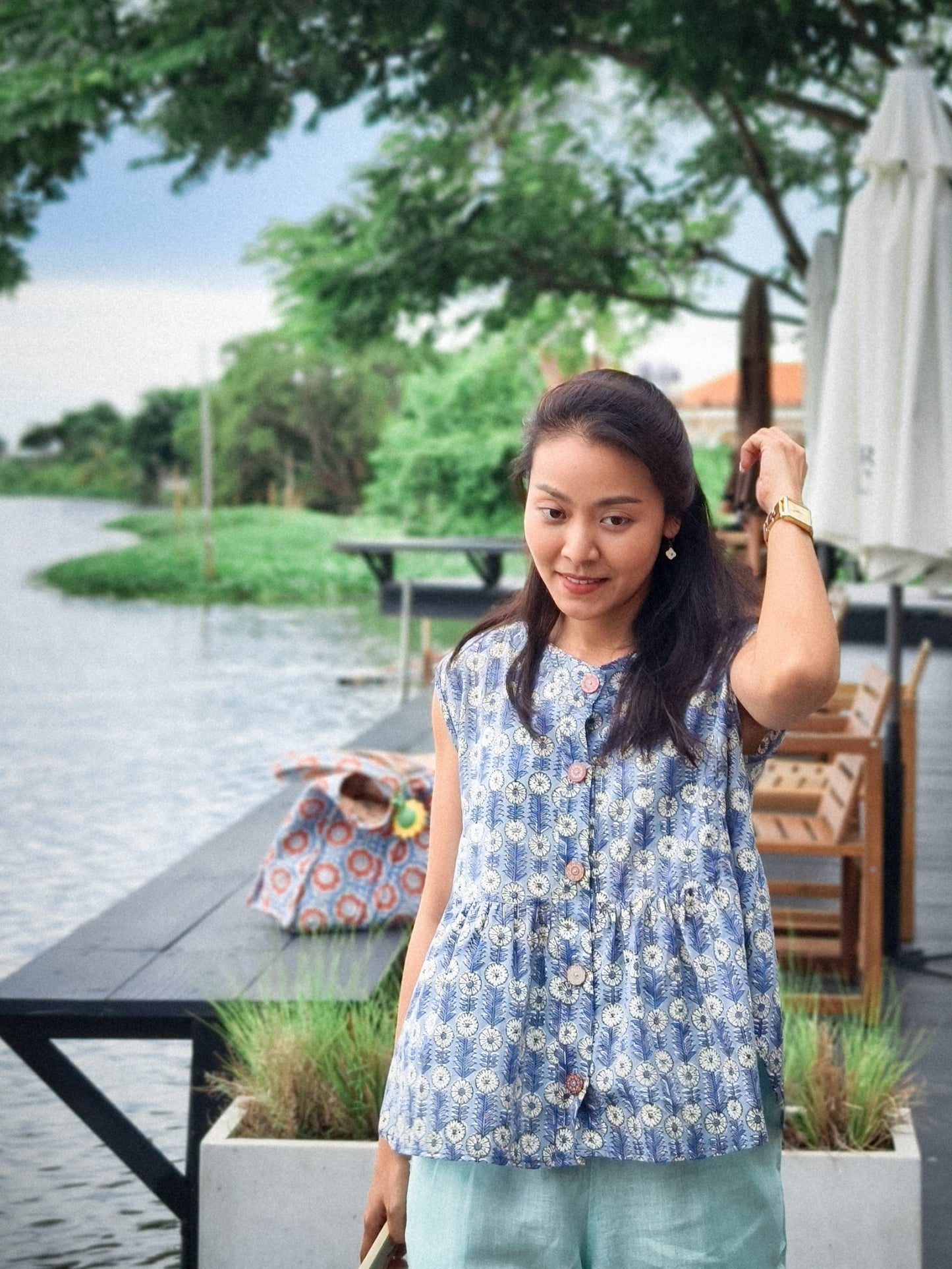 เสื้อแขนกุดชายระบายลันลา (Lulla) #18 ฟ้า-Daisy Light grey