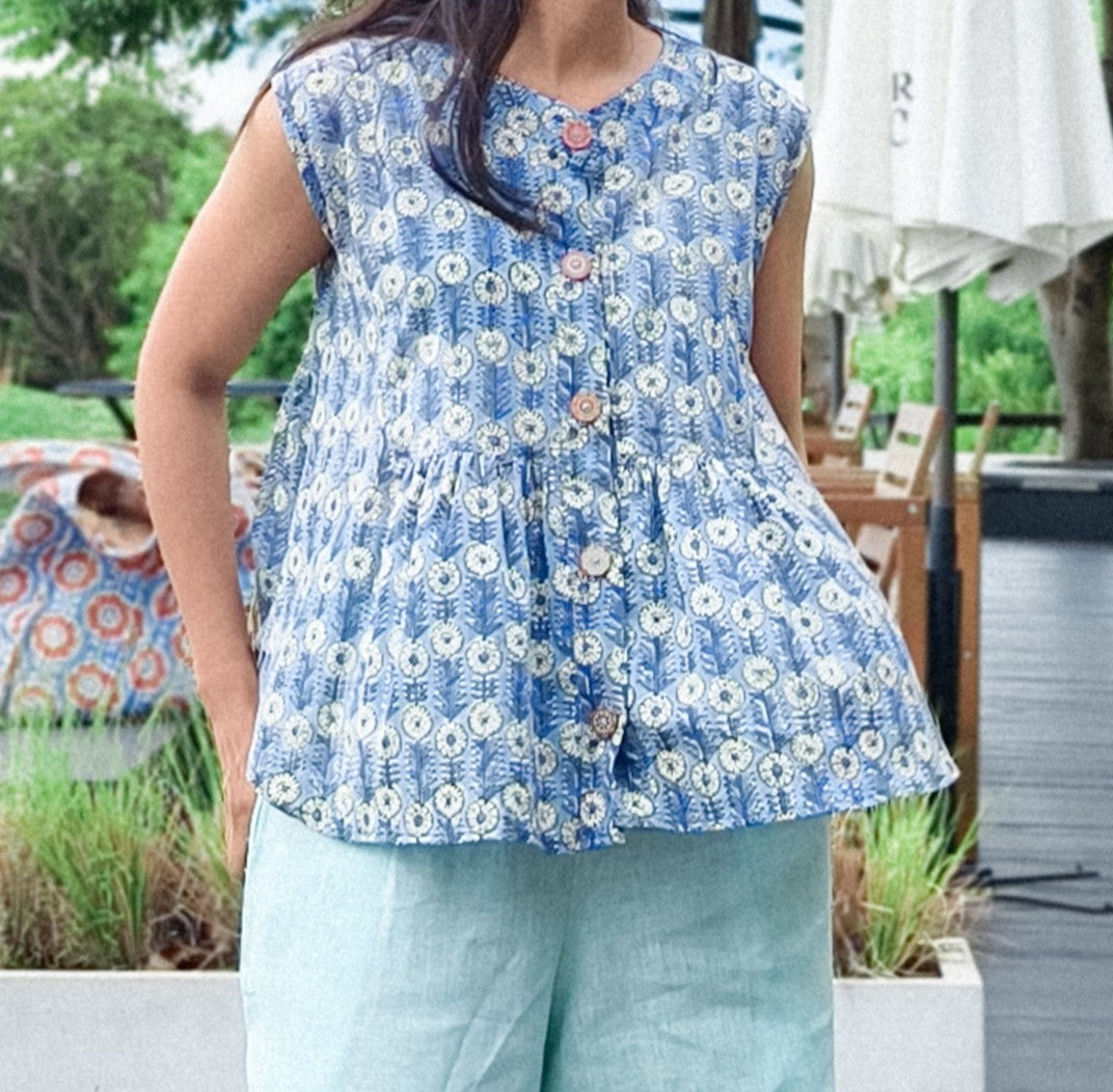 เสื้อแขนกุดชายระบายลันลา (Lulla) #18 ฟ้า-Daisy Light grey