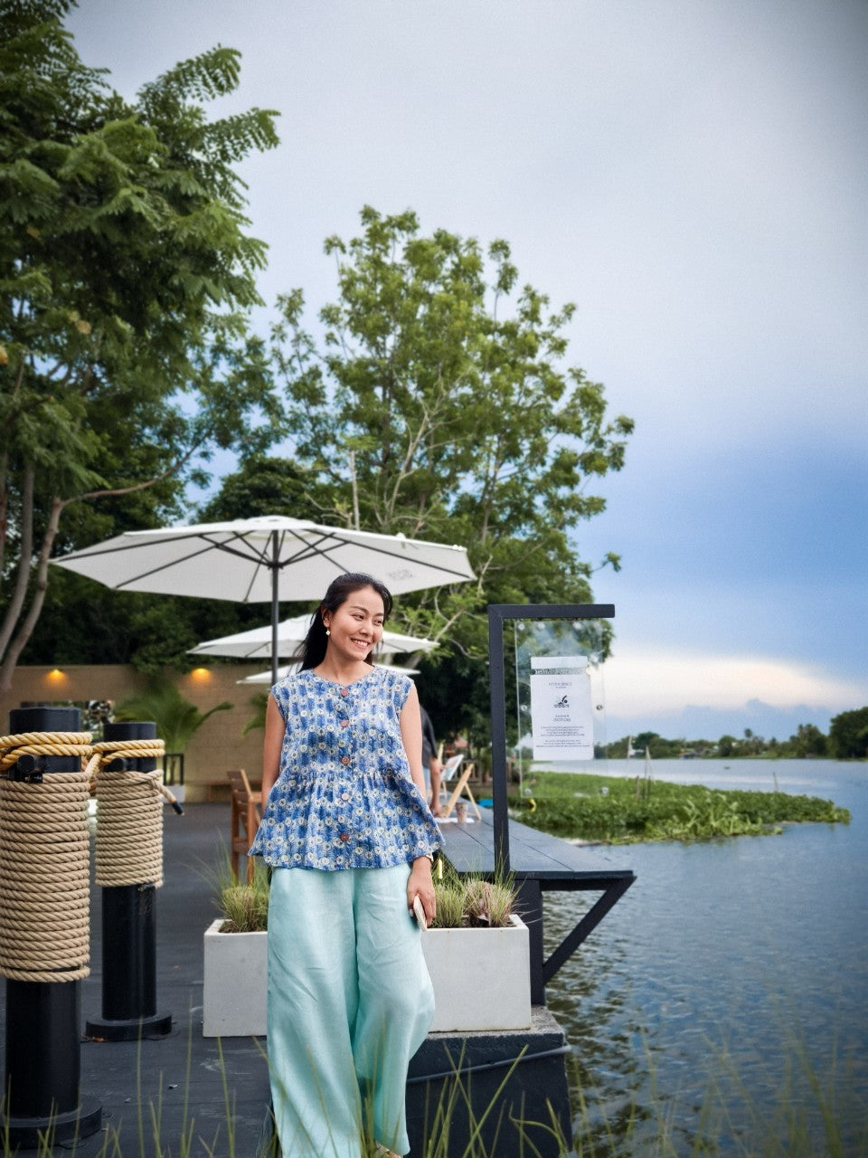 เสื้อแขนกุดชายระบายลันลา (Lulla) #18 ฟ้า-Daisy Light grey