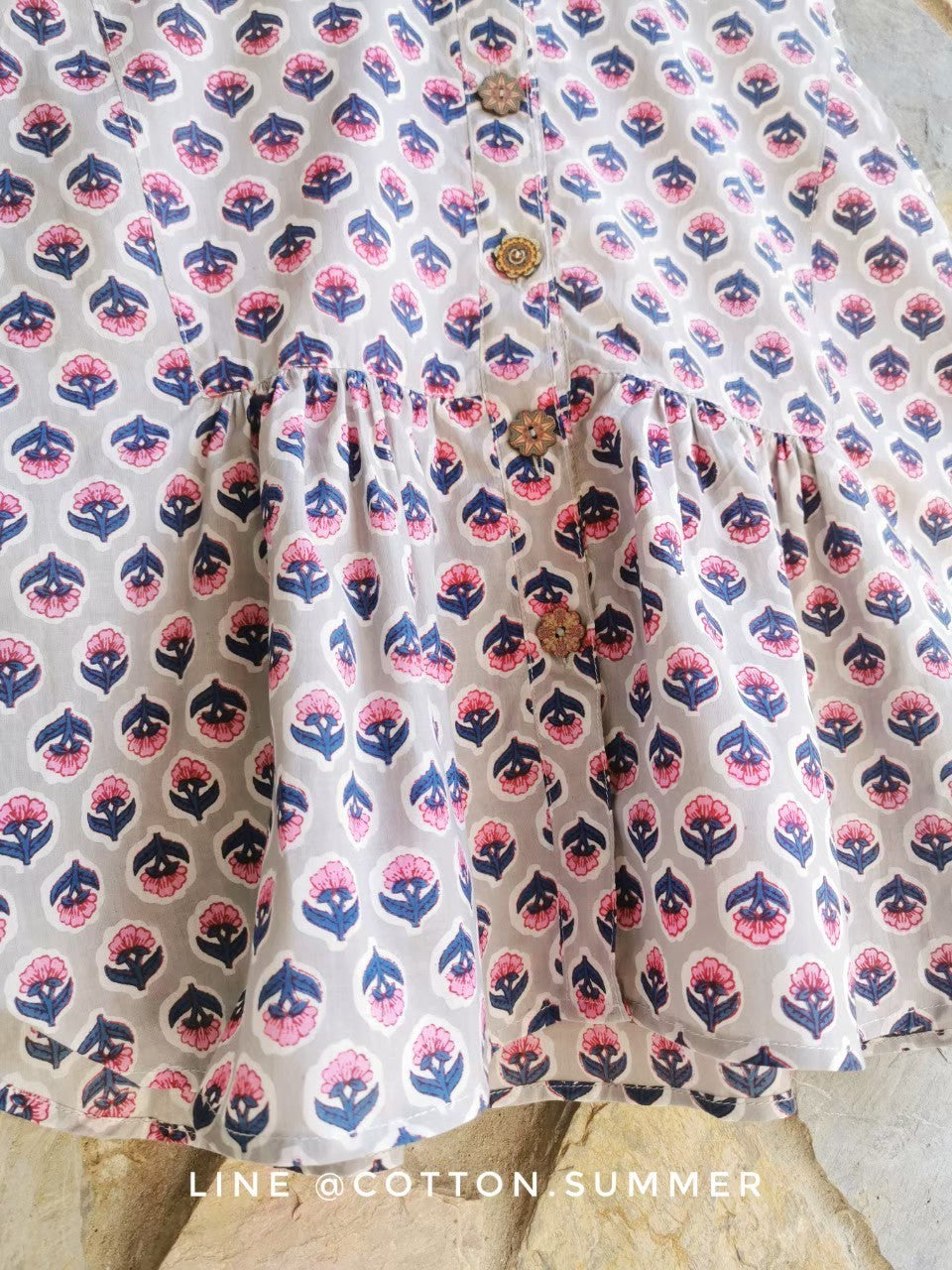 เสื้อแขนกุดชายระบายลันลา (Lulla)  #25-เทาดอกพุ่มชมพู