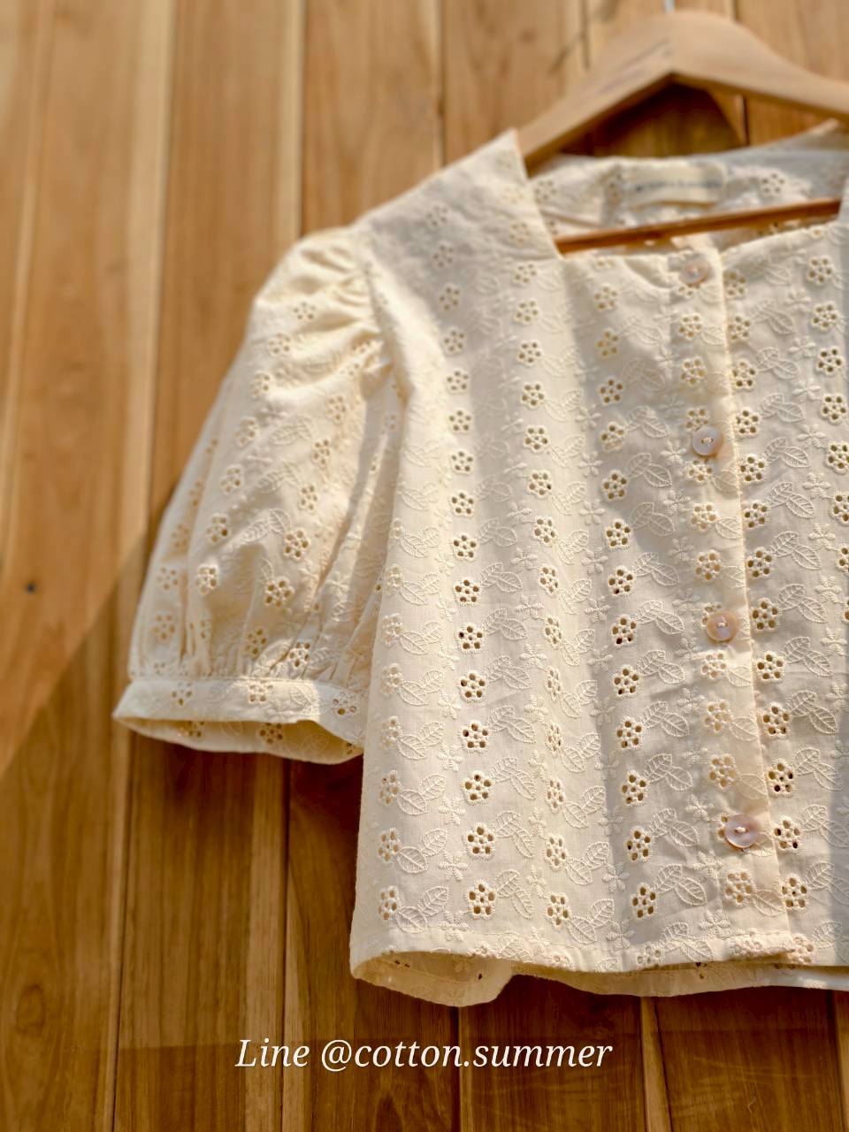 เสื้อลูกไม้เคท (Kate) คอเหลี่ยม 01 ครีม